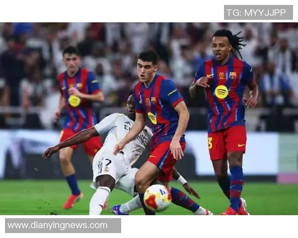 足总杯激战巴萨与尤文图斯0比0平局全场气氛火爆引发热议 足总杯激战巴萨与尤文图斯0比0平局全场气氛火爆引发热议