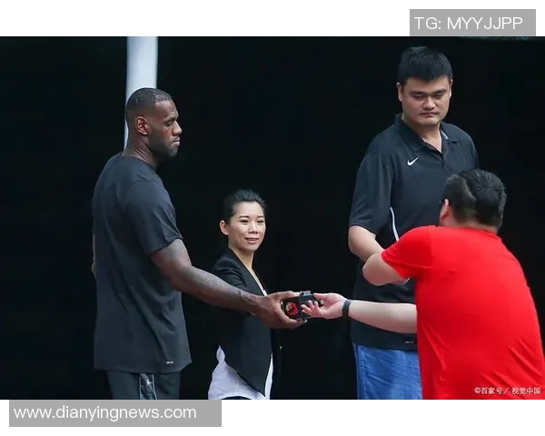 詹姆斯与姚明的篮球传奇相遇:跨越时代的友谊与竞争 詹姆斯与姚明的篮球传奇相遇:跨越时代的友谊与竞争