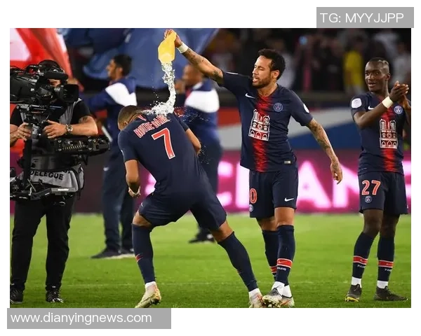 德甲精彩对决里昂大胜那不勒斯乌龙球瞬间点燃全场热情