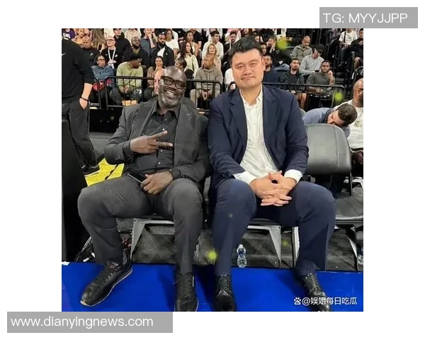 姚明与好友亲密合影展现篮球巨星的温暖一面